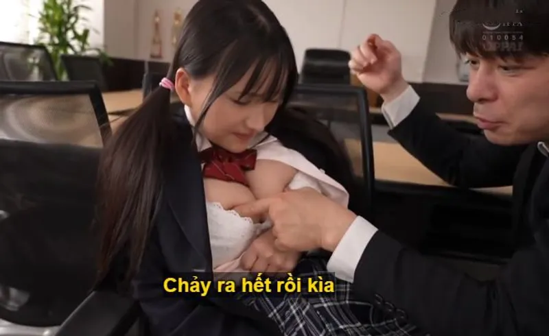 Ba năm trời, thầy giáo rèn luyện học trò vú đẹp thành "cái bình đựng tinh".
