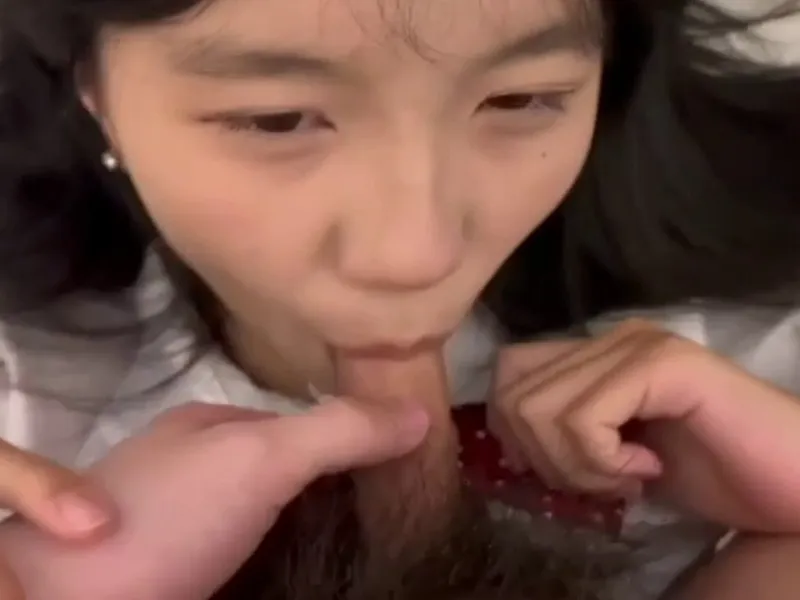 Em loli dễ thương liếm cục thịt biến em thành con đào dam dang p2